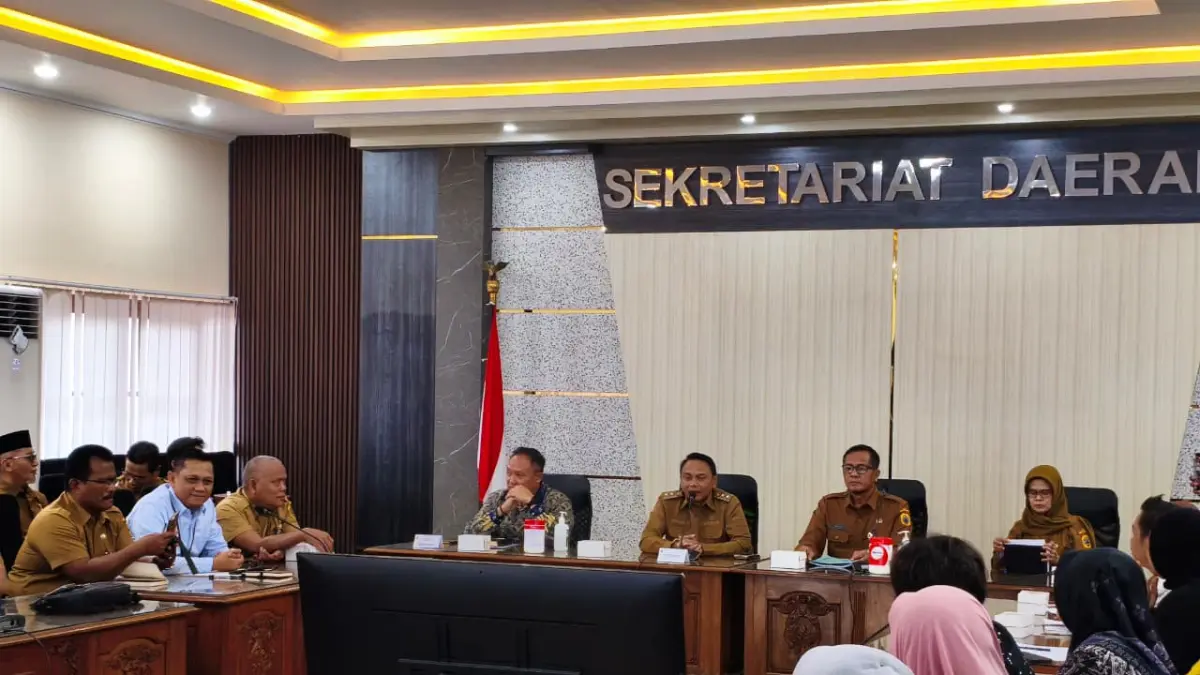 Plt Bupati Pati Risma Ardhi Chandra menerima audiensi orang tua mahasiswa penerima beasiswa dari Pemkab Pati. (ACHMAD ULIL ALBAB/RADAR KUDUS)