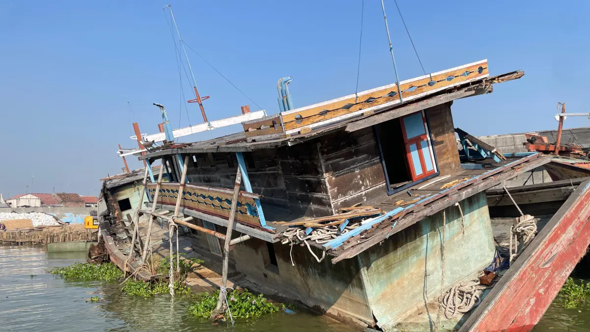 
RUSAK: Kapal mangkrak parkir di Sungai Silugonggo Juwana. (ANDRE FAIDHIL FALAH/RADAR PATI)
