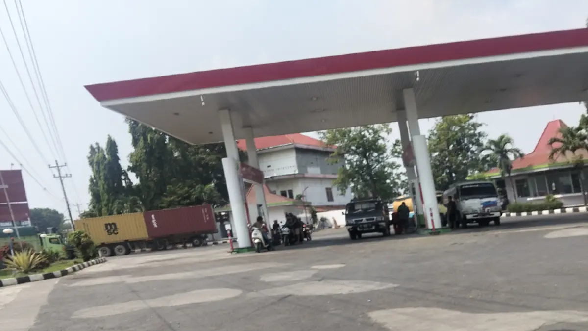
BEKERJA: Pegawai SPBU turut Desa Widorokandang, Pati melayani pengguna sepeda motor dan kendaraan roda empat. (ANDRE FAIDHIL FALAH/RADAR PATI)