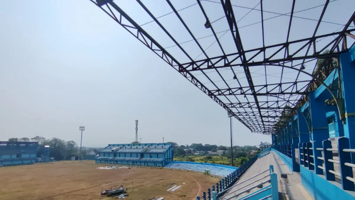 
DIBONGKAR: Pekerja melakukan pembongkaran tribun sisi selatan Stadion Wergu Wetan. (GALIH ERLAMBANG W/ Radar PATI)