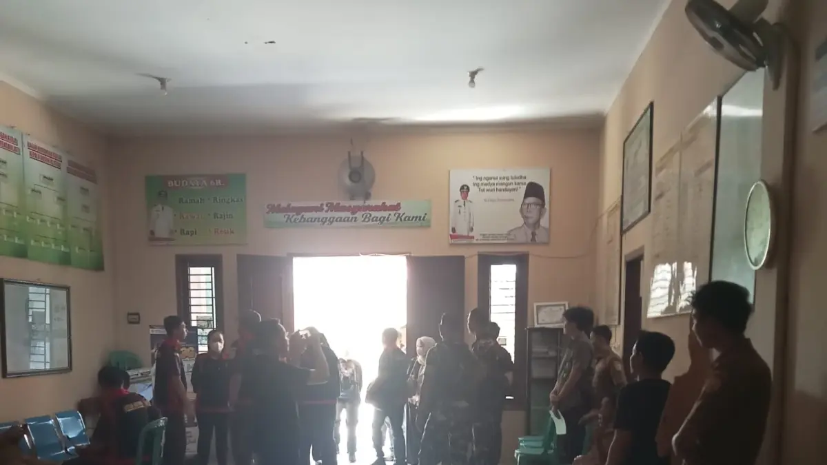 

DIGELEDAH: Tim dari Jaksa Kejari Grobogan melakukan pemeriksaan dan penggeledahan dalam penyelidikan dugaan kasus korupsi Kades Tlogomulyo. (DARMANTO UNTUK RADAR PATI)