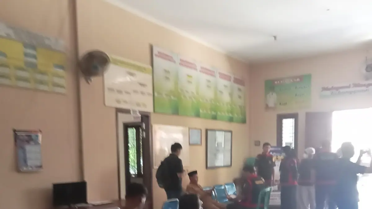  
DIGELEDAH: Tim dari Jaksa Kejari Grobogan melakukan pemeriksaan dan penggeledahan dalam penyelidikan dugaan kasus korupsi Kades Tlogomulyo.  (DARMANTO UNTUK RADAR PATI)