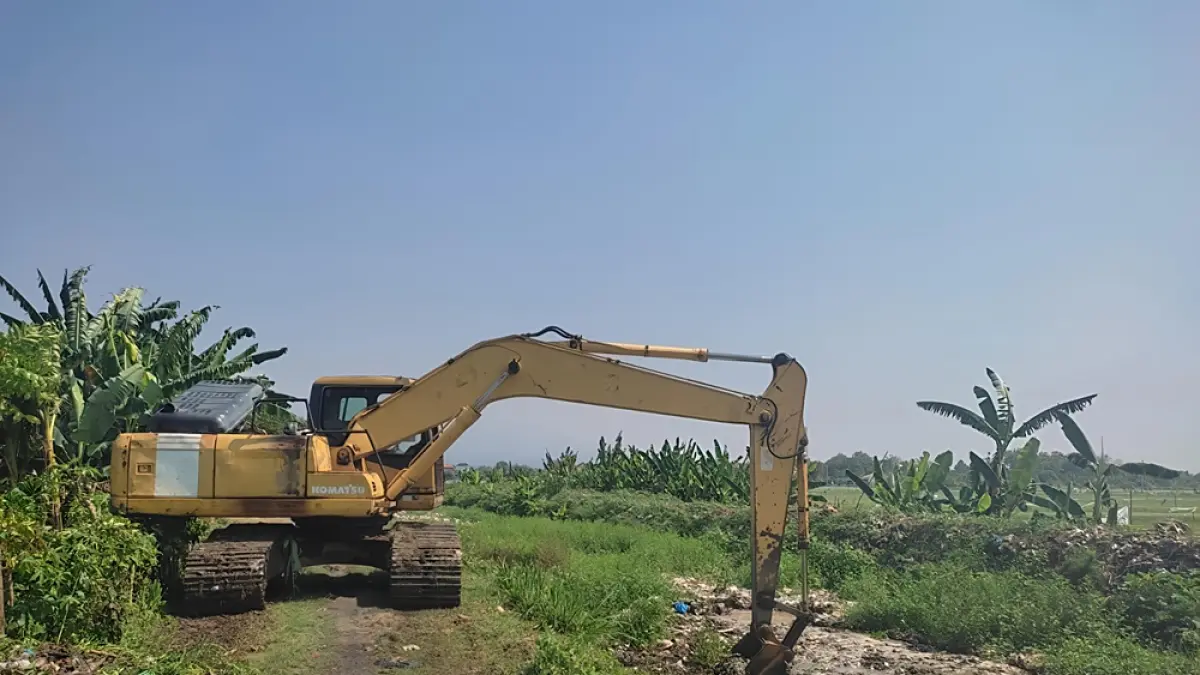 
DIKERUK: Escakator bersiap membersihkan limbah di Sungai Mbango turut Desa Bulumanis Lor, Margoyoso, Pati. (ANDRE FAIDHIL FALAH/RADAR PATI)