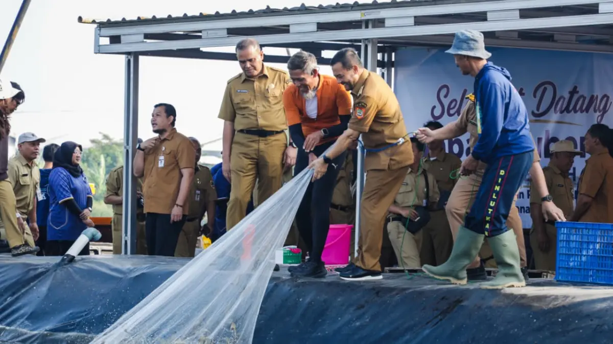 Guber Jateng Ahmad Luthfi memimpin panen raya di tambak udang vaname. (HUMAS JATENG) 