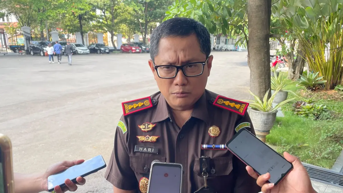 
Kajari Pati Hari Wibowo saat memberikan keterangan terkait Kepala Desa Tlogosari yang buron. (ACHMAD ULIL ALBAB/RADAR PATI)