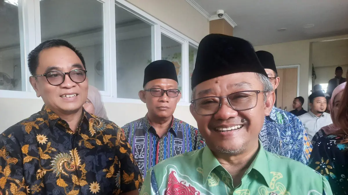 KUNJUNGAN: Menteri Pendidikan Dasar dan Menengah Abdul Mu’ti saat mengunjungi salah satu sekolah di Kecamatan Gebog, Kabupaten Kudus. (INDAH SUSANTI/RADAR PATI)