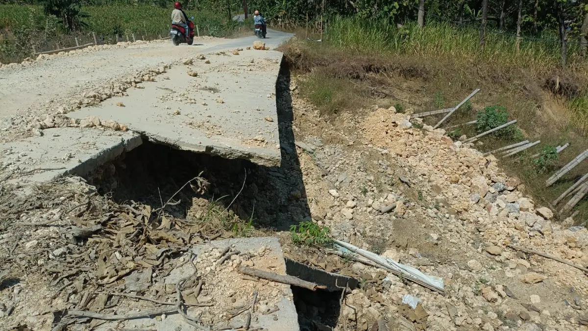 
MEMBAHAYAKAN: Kondisi longsoran Jalan Sinawah-Tegalsumur Kecamatan Brati Kabupaten Grobogan yang membahayakan. (INTAN MAYLANI SABRINA/RADAR PATI)
