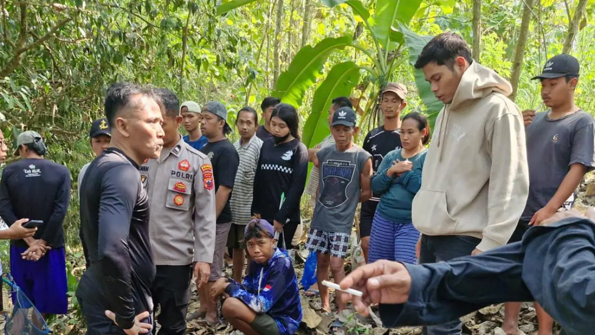 OLAH TKP: Anggota Polsek Kedungjati bersama warga Desa Kedungjati melihat prosesi Tubo yang mengakibatkan ada satu korban warga meninggal karena tenggelam. (SIROJUL MUNIR/RADAR PATI)
