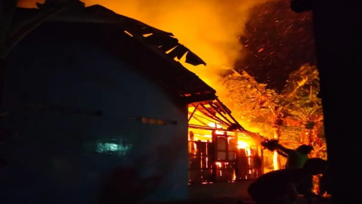 
PADAMKAN API: Petugas Damkar Grobogan bersama anggota Polsek Godong melakukan pemadaman api di rumah wara Desa Sumberagung, Kecamatan Godong. (POLSEK GODONG UNTUK RADAR PATI)