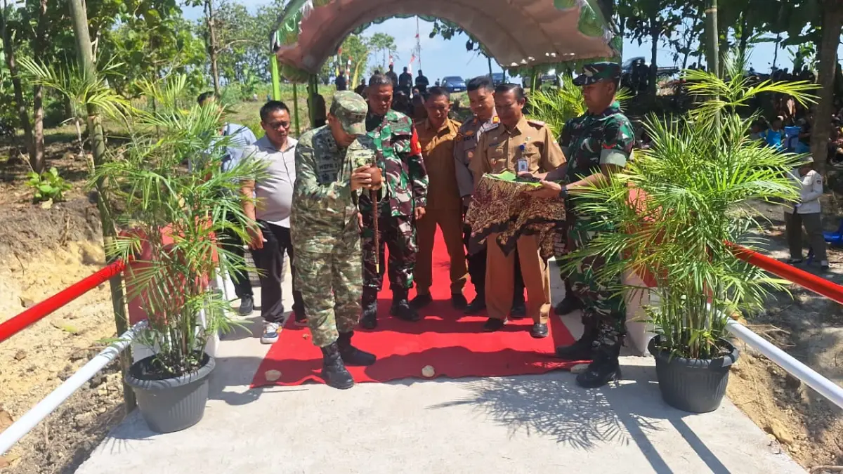 SYUKURAN: Warga Desa Pakis, Kecamatan Kradenan, Kabupaten Grobogan saat tasyakuran jembatan armco selesai dibangun.