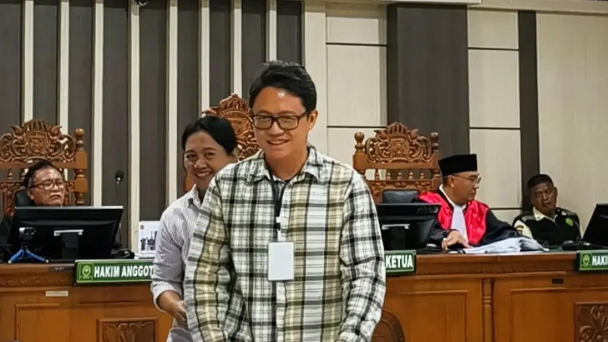 Direktur Utama PT Istana Putra Agung, yang hadir dengan baju motif kotak-kotak, Dion Renato Sugiarto menjadi saksi kasus suap perkeretaapian terdakwa Sudewo di Pengadilan Tipikor Semarang, Senin (6/7/2026). (RADAR SEMARANG UNTUK RADAR PATI)