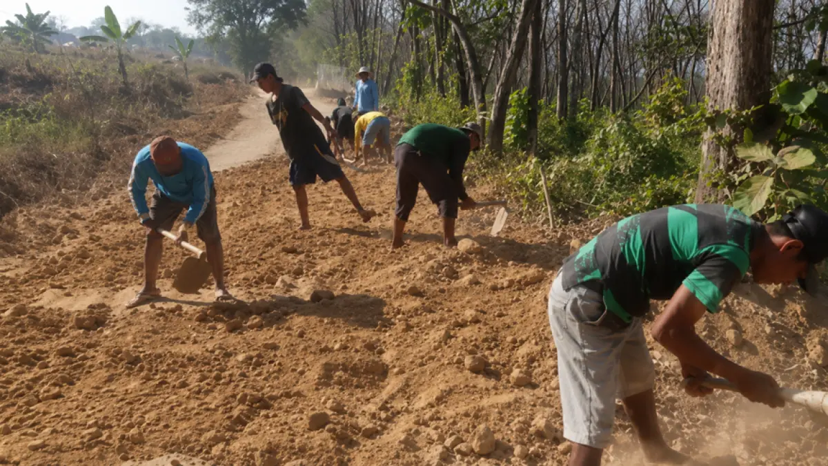  
KOMPAK: Warga Desa Nglebak Kecamatan Kradenan Blora saat kerja bakti memperbaiki Jalan penghubung Desa Nglebak dan Desa Pitu. (EKO S/RADAR PATI)
