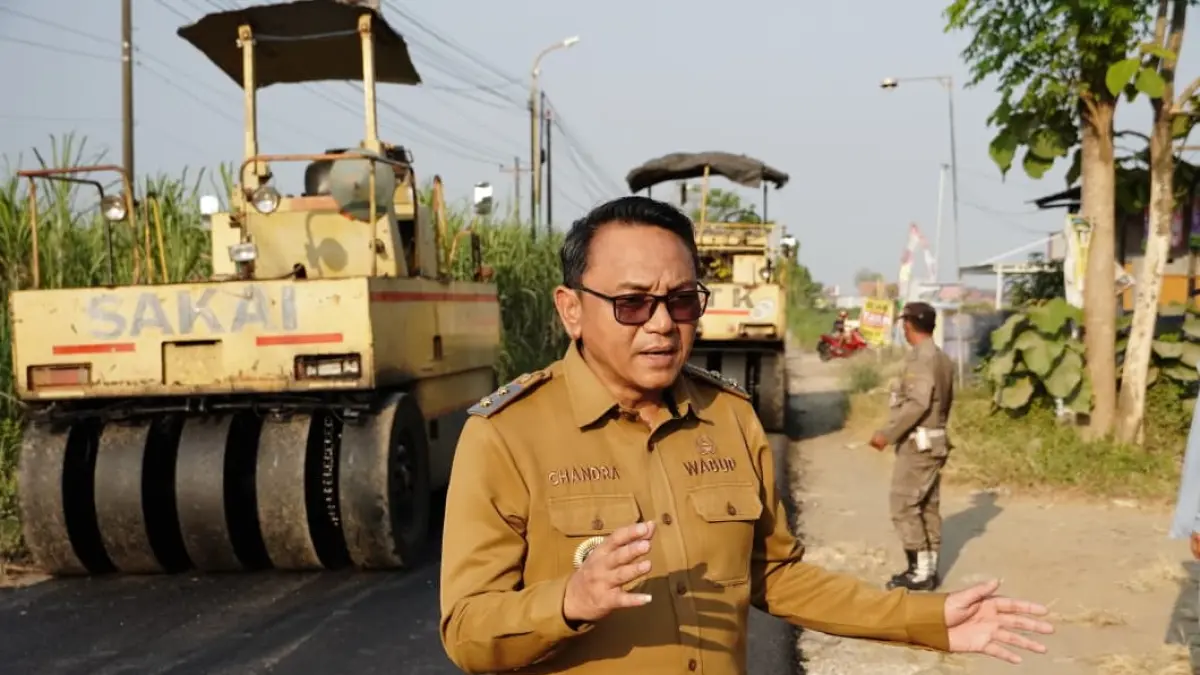 Proses perbaikan di ruas jalan Tlogowungu–Bapoh saat ditinjau oleh Plt Bupati Pati Risma Ardhi Chandra bersama dengan pejabat DPUTR Kabupaten Pati.
