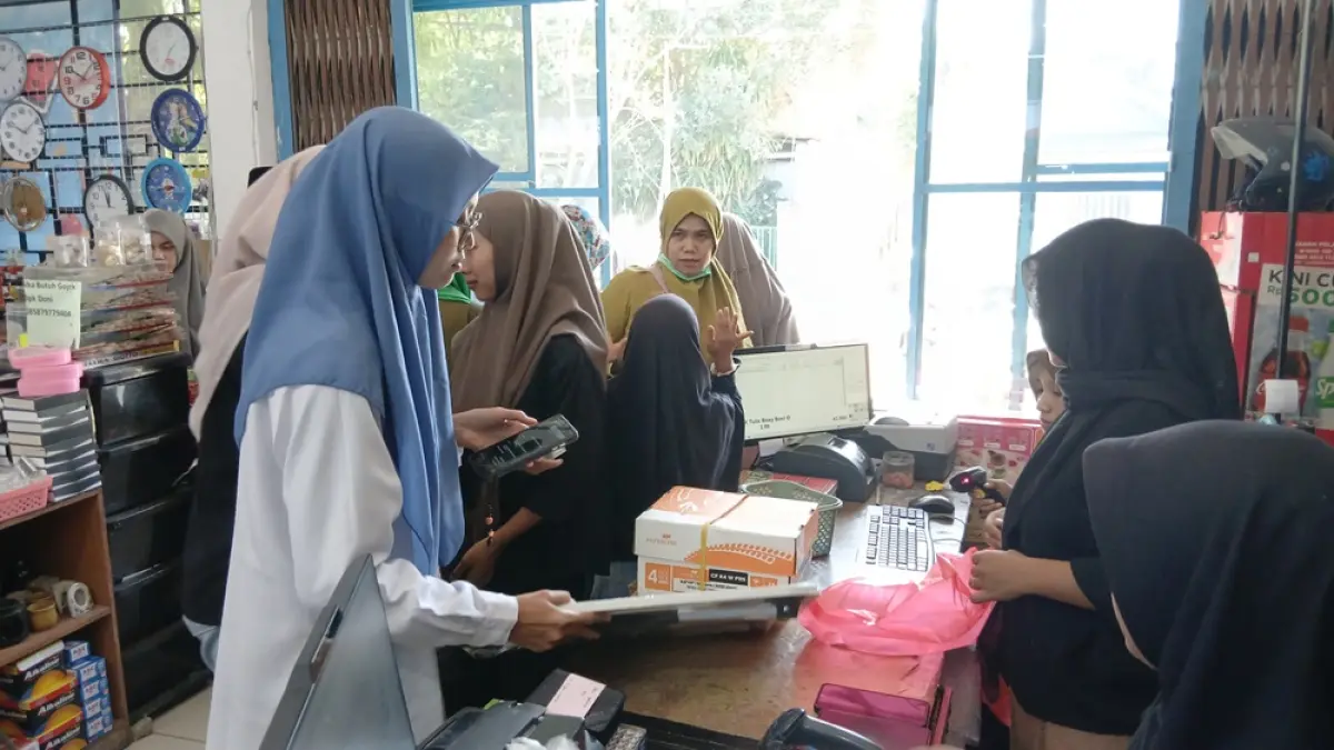 
RAMAI: Pembeli saat berburu peralatan tulis menulis jelang masuk sekolah ajaran baru. (EKO SANTOSO/RADAR PATI)
