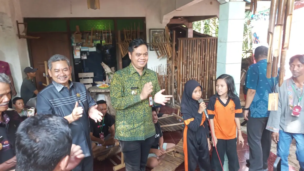 BERBAKAT: Bupati Jepara Witiarso Utomo disambut penampilan dari siswa berprestasi saat menjalankan program Bupati Ngantor di Desa belum lama ini. (FIKRI THOHARUDIN/RADAR PATI) 
