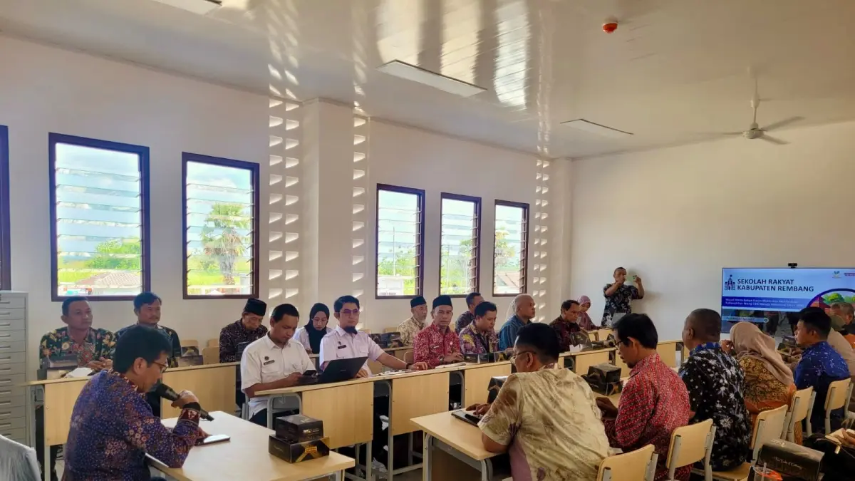 
DIBAHAS: Sekda Rembang, Fahrudin bersama pihak terkait membahas persiapan pelaksaan MPLS di SR Kaliombo, Sulang, Rembang. (DINSOSPPKB UNTUK RADAR PATI)
