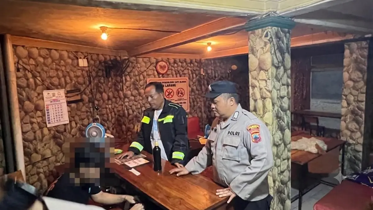 DICEK: Petugas Polsek Pati Kota memeriksa warung yang diduga menjual minuman keras tanpa izin dalam razia Operasi Pekat II Candi 2026 di kawasan Pasar Yaik, Kecamatan Pati. (POLSEK KOTA UNTUK RADAR PATI)
