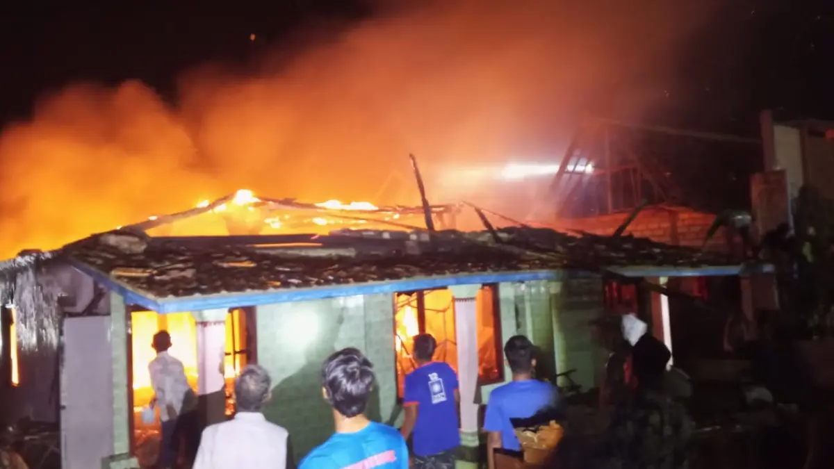 
DIPADAMKAN: Petugas Damkar Rembang memadamkan rumah milik Sumindar di desa Logung yang terbakar hari Rabu malam hingga Kamis dini hari. (POLSEK SUMBER UNTUK RADAR PATI)