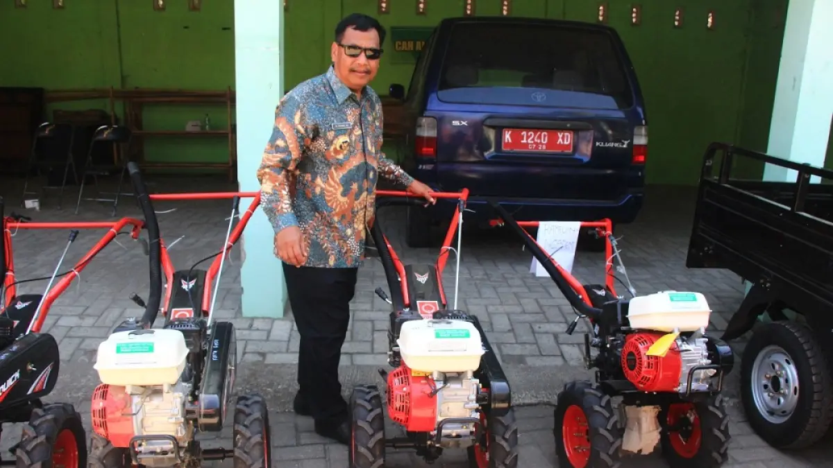 
DISALURKAN: Bupati Rembang, Harno menyalurkan alsintan yang bersumber APBD 2026 di halaman Dintanpan Rembang. (WISNU AJI/RADAR PATI)