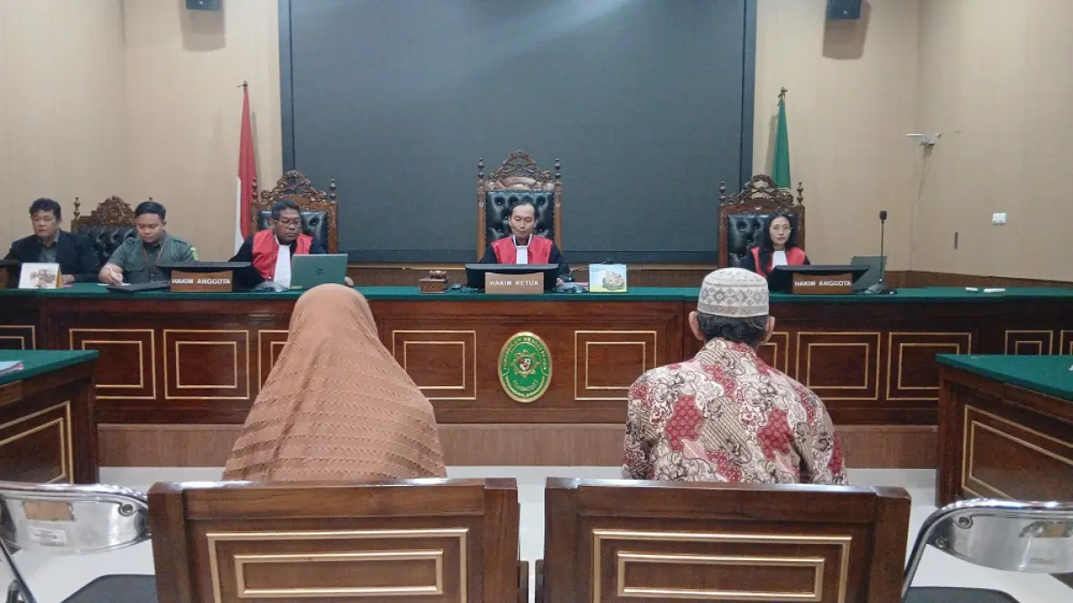 
GOTONG ROYONG: Warga saat melanjutkan perbaikan jalan dari Desa Nglebak Kecamatan Kradenan ke Desa Pitu, Kabupaten Ngawi. (EKO SANTOSO/RADAR PATI)
