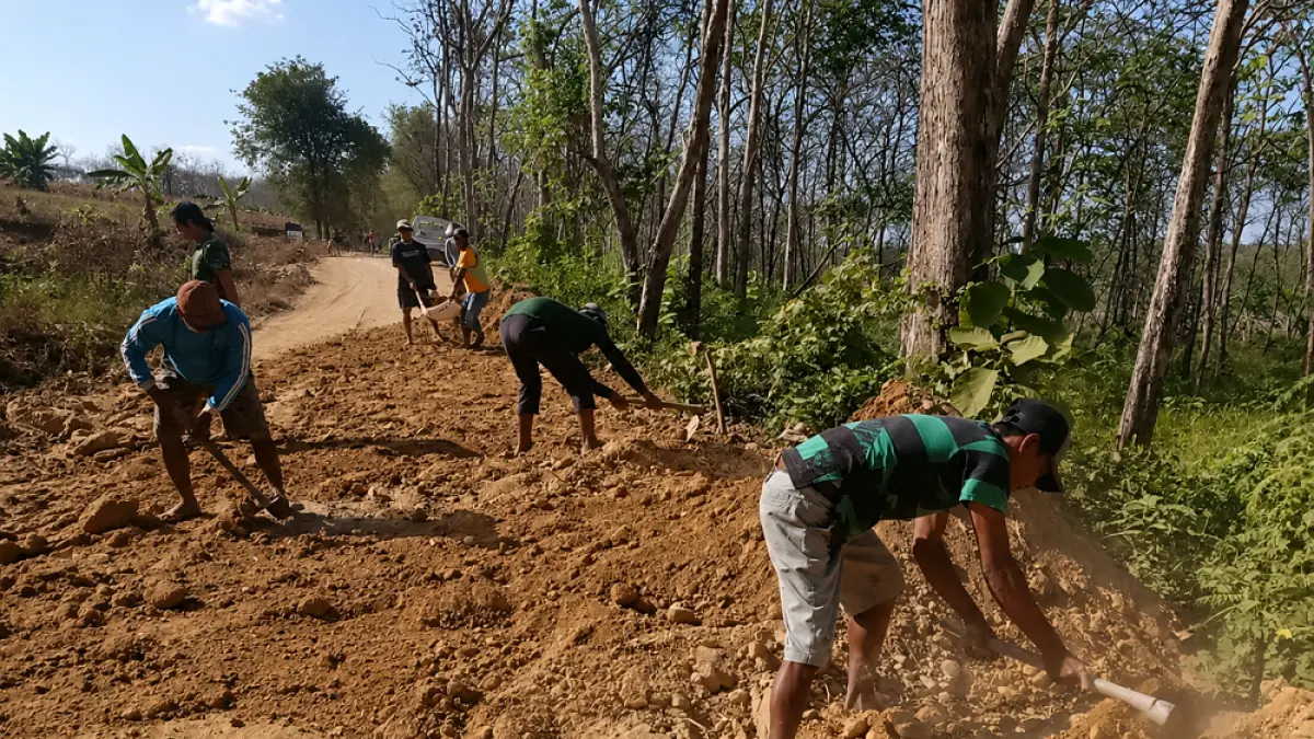 
KOMPAK: Warga saat melanjutkan perbaikan Jalan dari Desa Nglebak ke Desa Pitu yang berada di wilayah KHDTK UGM. (KHDTK UGM)
