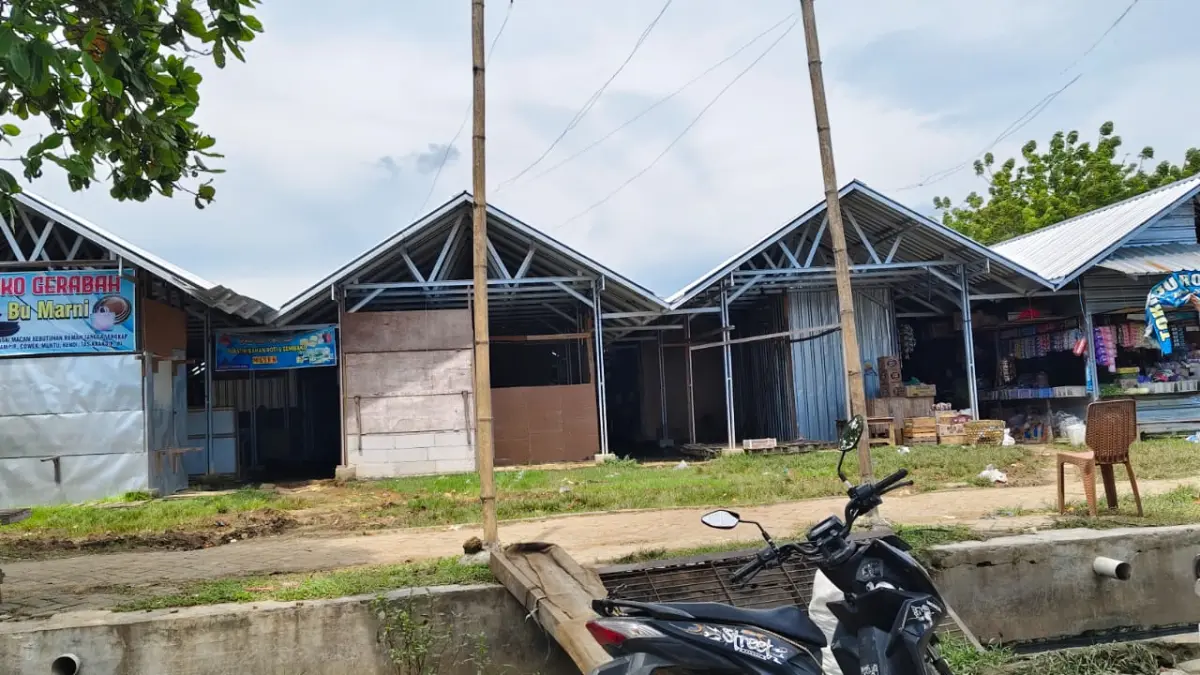 
MASIH MENUNGGU – Gedung bekas bangunan Pasar Gubug yang terbakar masih terbengkalai dan belum kejelasan waktu pembangunanya meski sudah satu tahun kejadian kebakaran.  (SIROJUL MUNIR/RADAR PATI)
