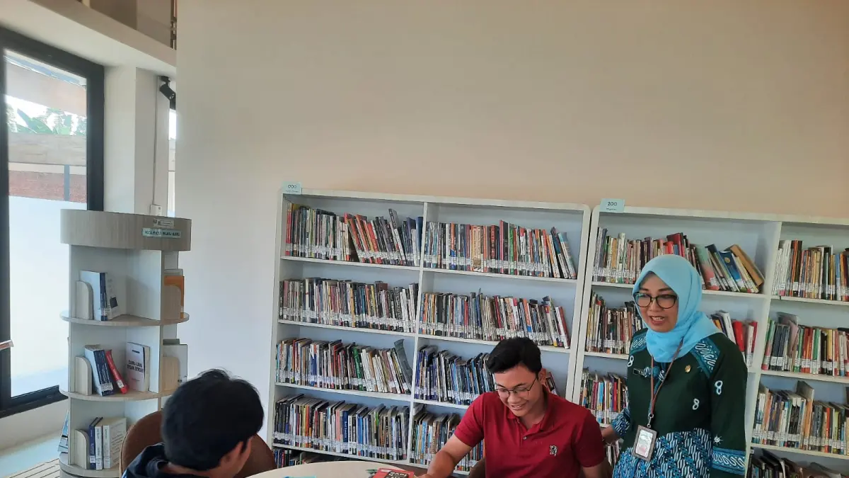 MEMBUKA WAWASAN: Pengunjung Perpusda asik membaca di ruangan yang nyaman baru-baru ini. (INDAH SUSANTI/RADAR PATI)
