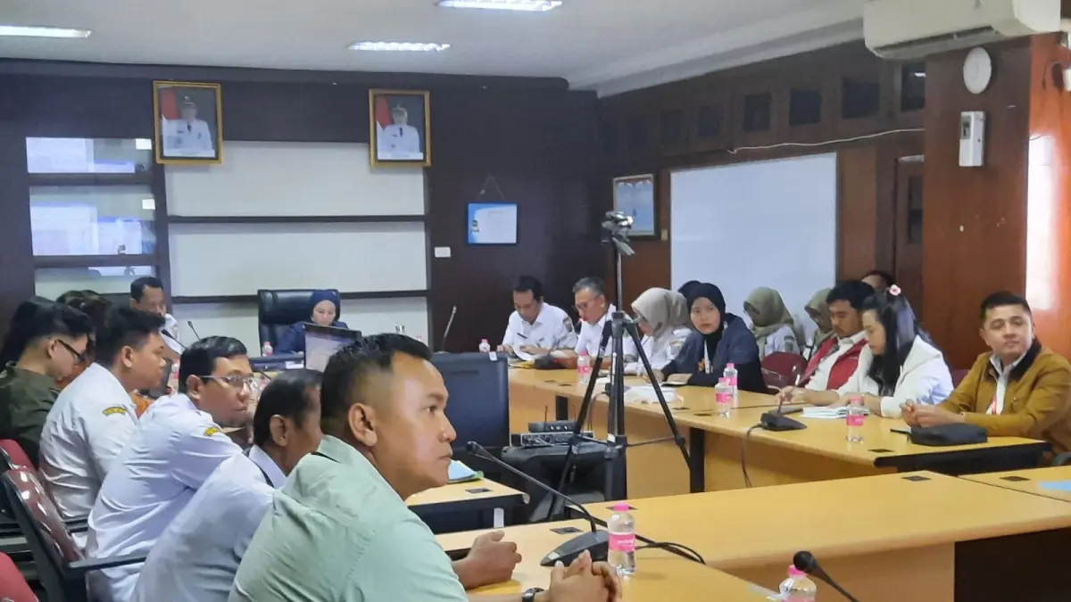 
PERSIAPAN: Pemkab Kudus rapat bersama persiapan even Hari Jadi Kota Kudus di ruang sekda setempat. (INDAH SUSANTI/RADAR PATI)