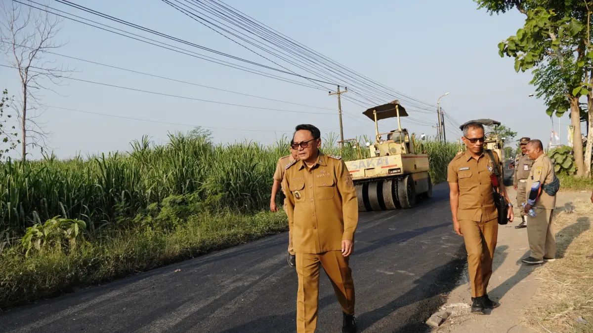 Plt Bupati Pati Risma Ardhi Chandra didampingi Kabid Bina Marga DPUTR Pati sedang meninjau pembangunan jalan. (HUMAS PATI) 