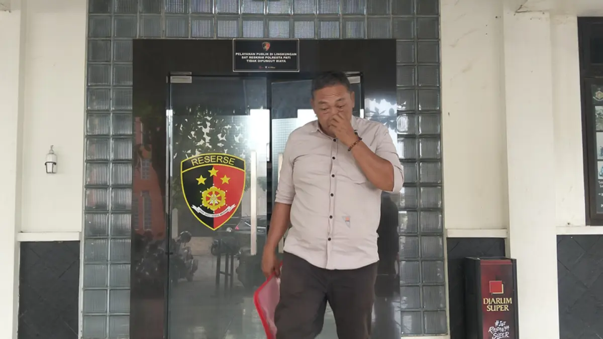 
BERJALAN: Kuasa hukum korban penipuan emas menyerahkan barang bukti di Kantor Satreskrim Polresta Pati belum lama ini. (ANDRE FAIDHIL FALAH/RADAR PATI)
