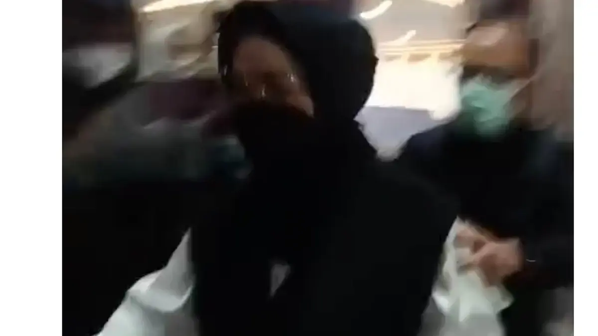 Bupati Sukoharjo Etik Suryani dijemput KPK tadi malam.