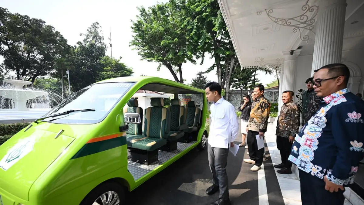 JAJAL MOBIL: Wapres RI Gibran Rakabuming Raka mencoba mobil Monalisa karya Mahasiswa Unissula. 