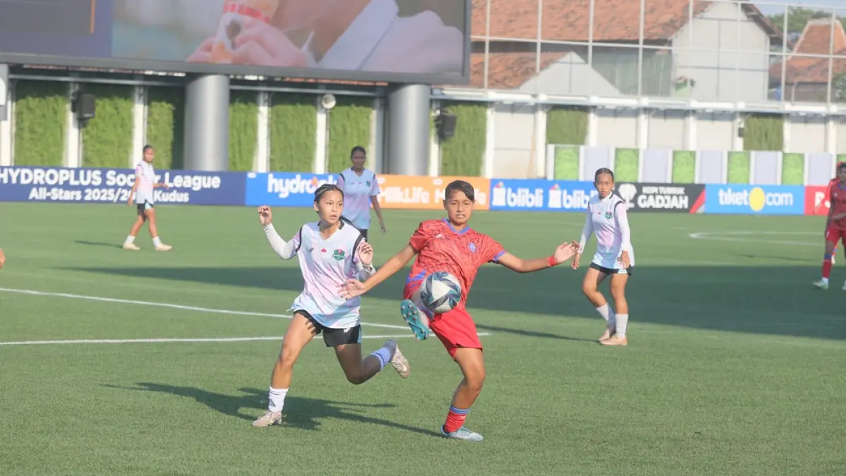 
KUNCI KEMENANGAN: Pemain Arema FC Women berebut bola dengan pemain Putri Tangsel City (Jersi putih). (GALIH ERLAMBANG W/ RADAR PATI)