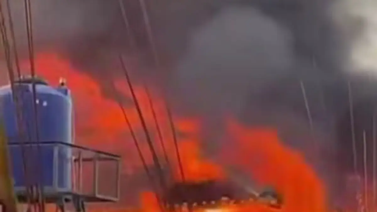 LUDES: Gedung SD Bina Anak Sholeh, di Tembalang Semarang terbakar, pada Jumat (10/7) sore.