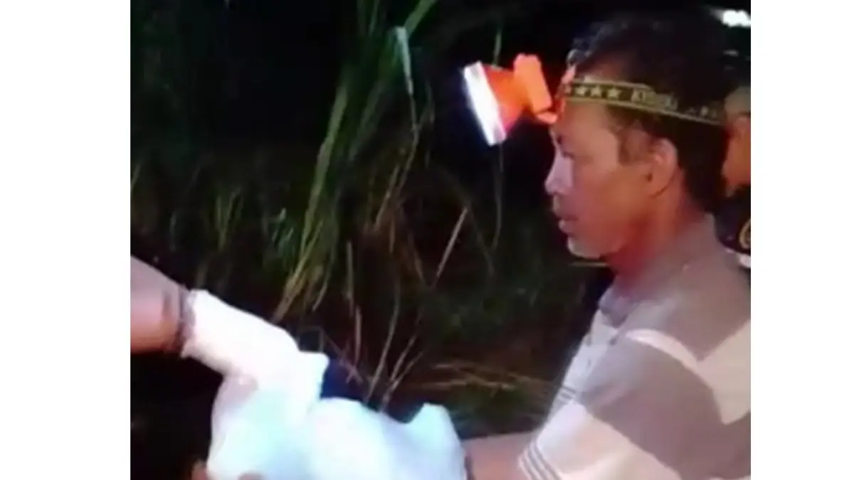 MENEGANGKAN: Prosesi evakuasi atas penemuan jasad bayi laki-laki pada Kamis (9/7) malam. (POLRES JEPARA UNTUK RADAR PATI)
