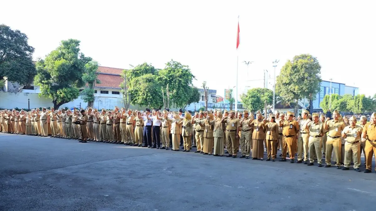 APEL: Bupati Kudus Sam’ani Intakoris memimpin apel pagi di Pendapa Kabupaten Kudus. (DINAS KOMINFO UNTUK RADAR PATI)