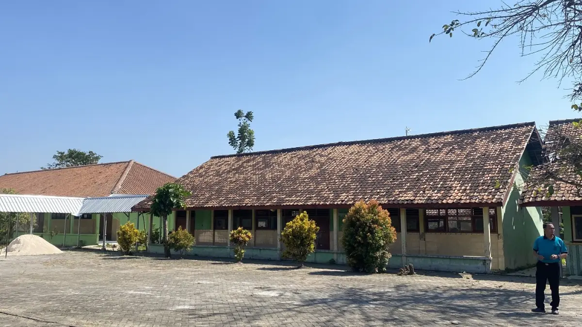 
BANGUNAN: Gedung SMPN 3 Ngawen yang mengalami kerusakan berat dan hanya mendapatkan 15 siswa baru pada SMPB Tahun Ajaran 2026/2027. (ARIF FAKHRIAN KHALIM/RADAR PATI)

