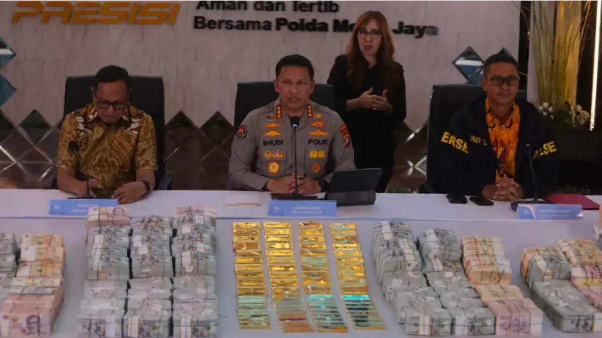 Kabid Humas Polda Metro Jaya Kombes Budi Hermanto menyampaikan keterangan kepada awak media terkait dengan pengungkapan kasus dugaan korupsi dan TPPU di Jakarta pada Jumat malam (10/7). (Salman Toyib/Jawa Pos).