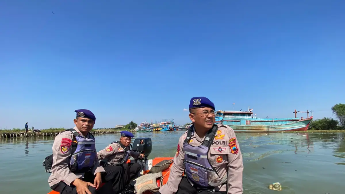 
Kegiatan pratroli di sepanjang alur Sungai Silugonggo untuk mengingatkan potensi kebakaran kapal khususnya di musim kemarau ini. (POLRESTA PATI UNTUK RADAR PATI) 
