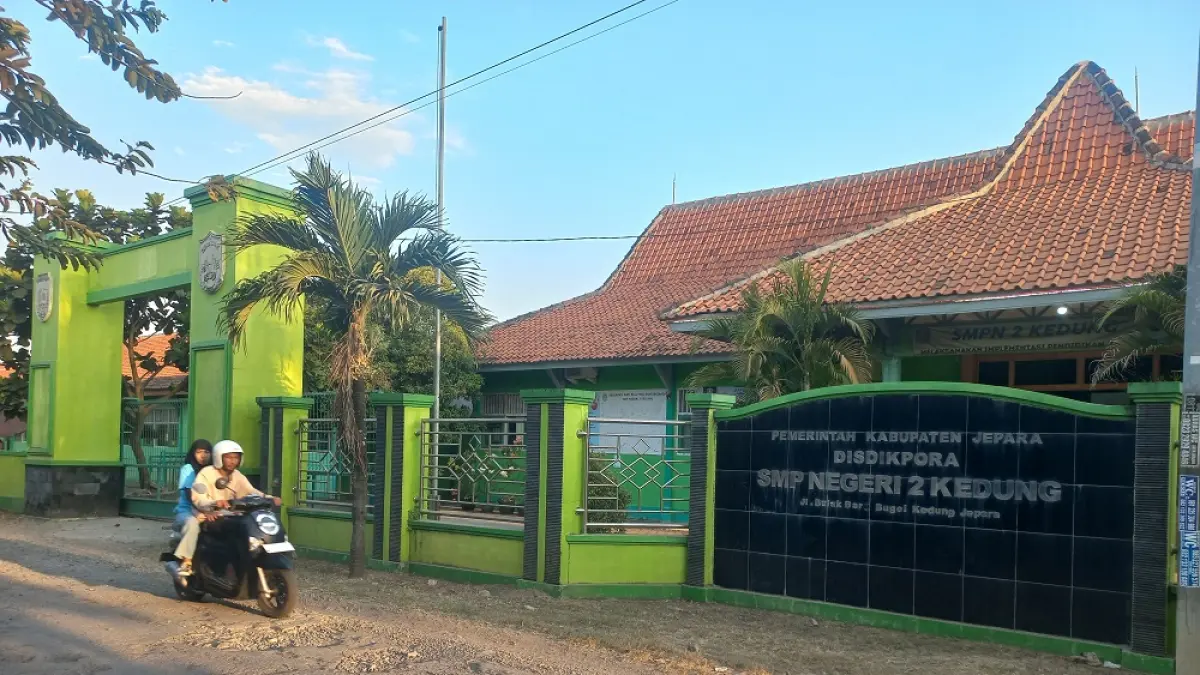 ROMBEL TAK TERPENUHI: Kondisi SMPN 2 Kedung yang berada di tengah-tengah sawah sejurus dengan pesisir pantai, sepi peminat pada SPMB 2026. (FIKRI THOHARUDIN/RADAR PATI)
