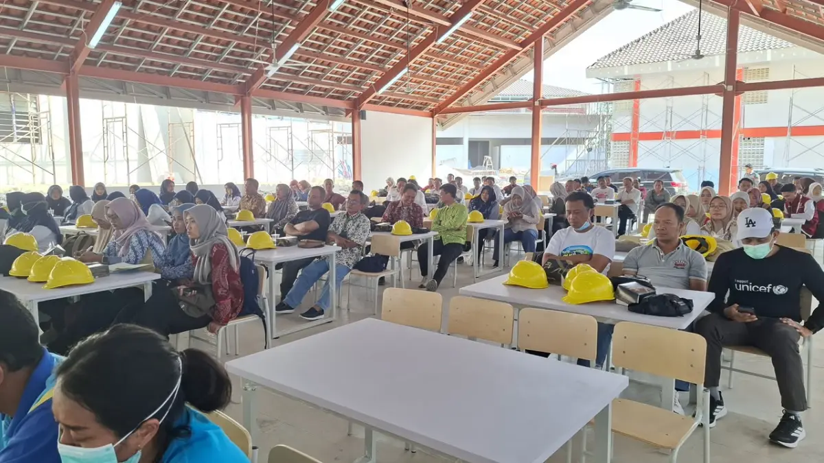 
ARAHAN: Tim transisi bahas persiapan MPLS Sekolah Rakyat (SR) di Kaliombo, Sulang bertempat di ruang makan SRT Rembang, Jumat lalu (10/7). (PEMKAB REMBANG UNTUK RADAR PATI) 
