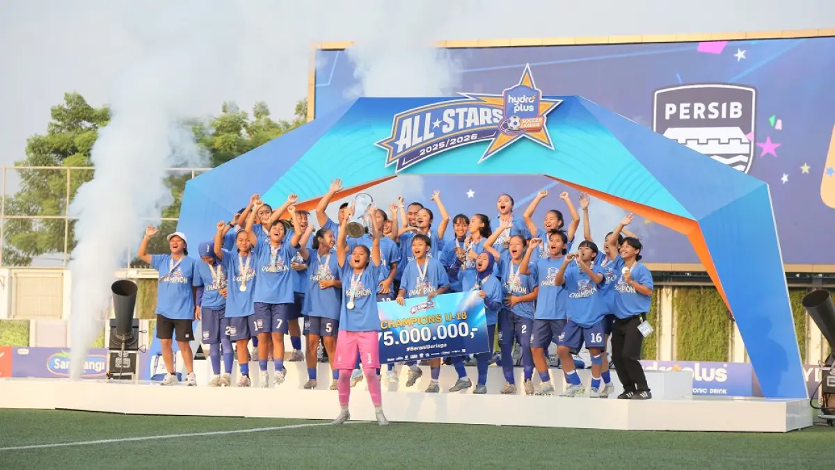 
KERJA KERAS: Pemain dan ofisial tim Akademi Persib Bandung merayakan gelar juara Hydroplus Soccer League U-18. (GALIH ERLAMBANG W/ Radar PATI)
