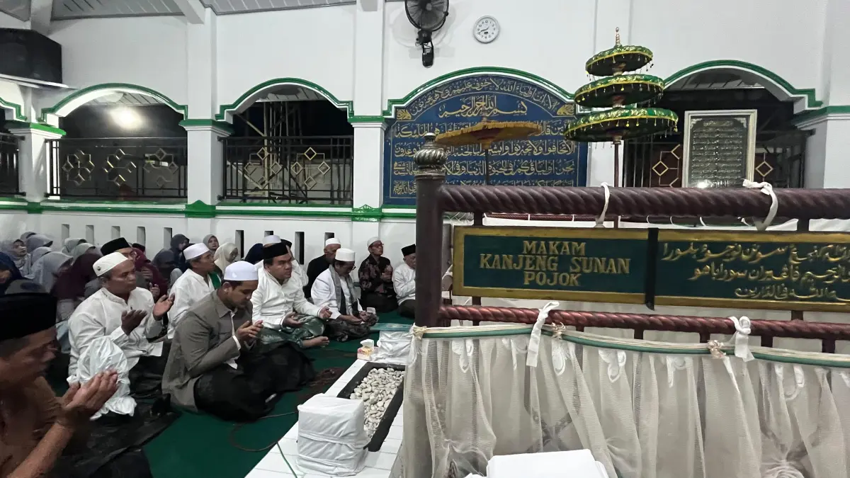 
KHITMAD: Bupati Blora Arief Rohman saat mengikuti prosesi buka kelambu Sunan Pojok. (EKO SANTOSO/RADAR PATI)
