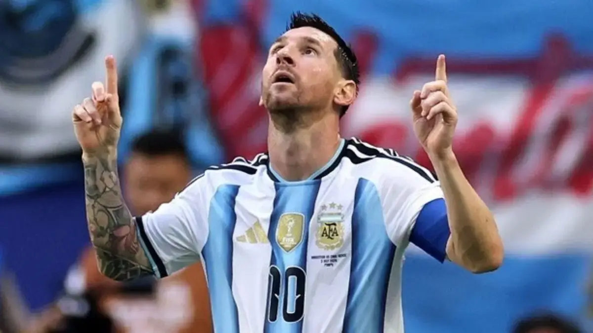 Lionel Messi, penyerang dan kapten timnas Argentina, berseleberasi usai cetak gol. (FIFA)