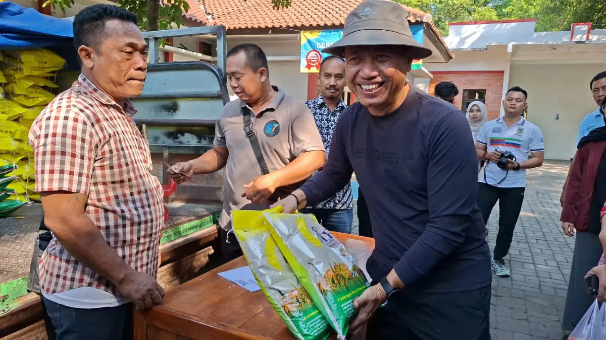
PANGAN MURAH: Bupati Kudus Sam’ani Intakoris membeli beberapa produk dari stan UMKM yang mengikuti GPM di depan kantor Dispertan Kudus. (ANDIKA TRISNA SAPUTRA/RADAR PATI)
