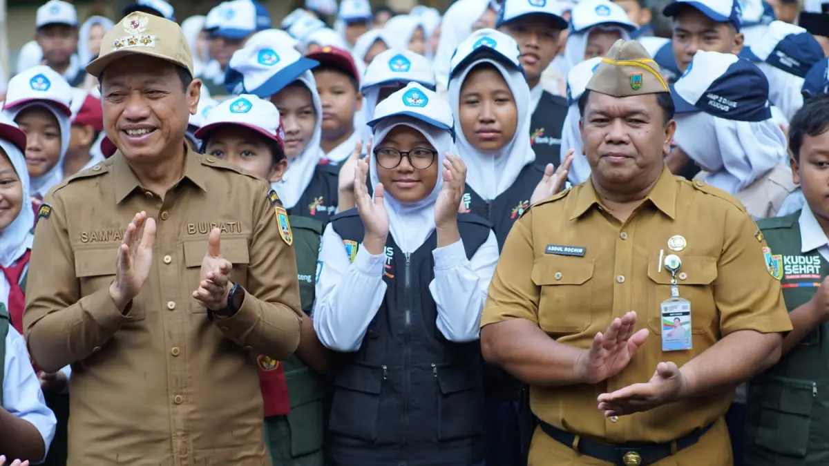 PERTUKARAN: Bupati Kudus Sam’ani Intakoris (kiri) bersama Kepala SMP 1 Kudus Abdul Rochim saat melepas pertukaran pelajaran tahun lalu. (INDAH SUSANTI/RADAR PATI)
