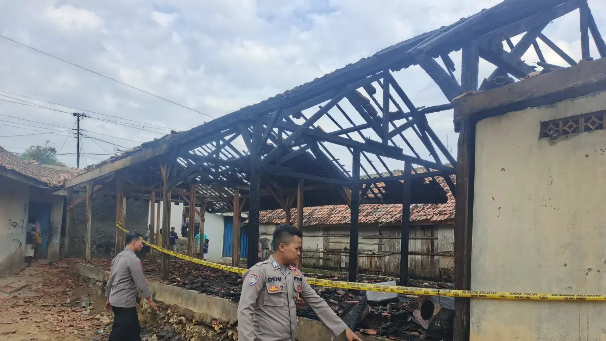 
POLICE LINE : Anggota Polsek Wirosari memasang garis polisi di lokasi Pasar Tegalrejo terbakar karena korsleting listrik.  (POLSEK WIROSARI UNTUK RADAR PATI)
