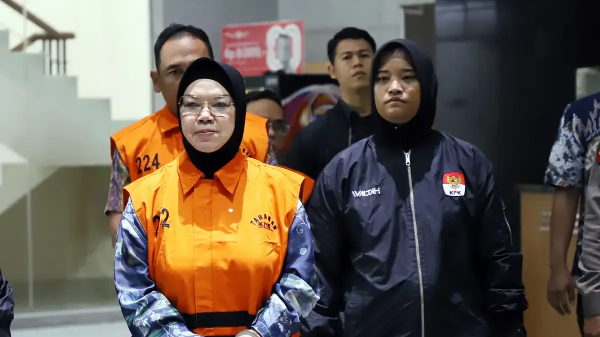 Bupati Sukoharjo Etik Suryani mengenakan rompi tahanan usai menjalani pemeriksaan di Gedung Merah Putih KPK, Jakarta, Sabtu (11/7/2026). (Dery Ridwansah/ JawaPos.com)