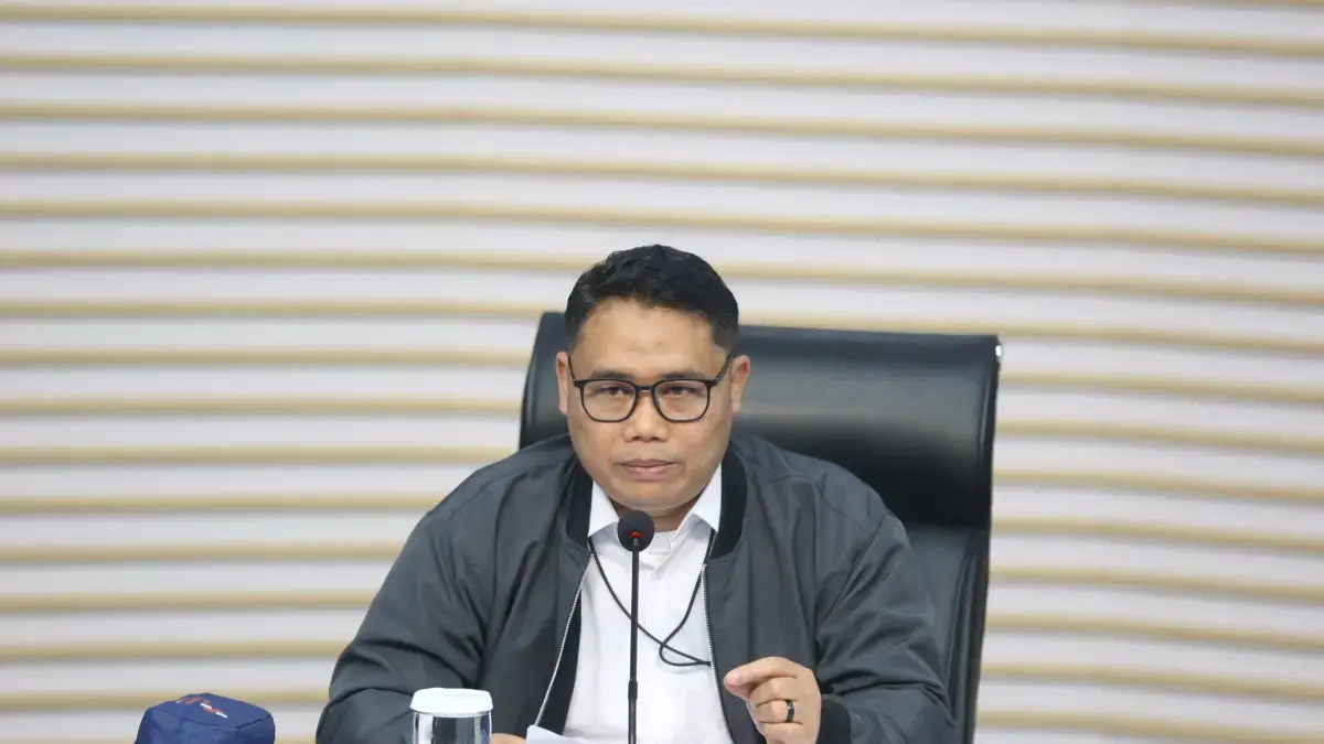 Deputi Penindakan dan Eksekusi KPK Asep Guntur Rahayu menyampaikan keterangan saat konferensi pers operasi tangkap tangan (OTT) Bupati Sukoharjo Etik Suryani di Gedung Merah Putih KPK, Jakarta, Sabtu (11/7/2026). (Dery Ridwansah/ JawaPos.com)