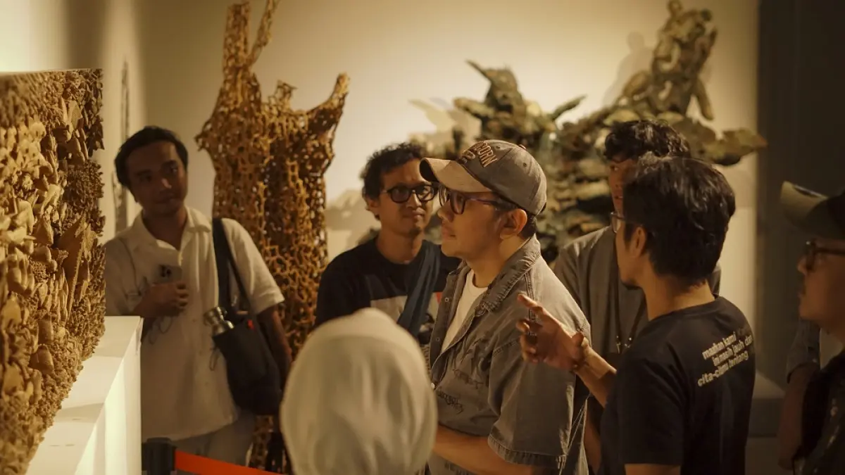 ELEGAN: Sutradara film Kartini Hanung Bramantyo ikut menyaksikan pameran TATAH di Museum Nasional. (TATAH UNTUK RADAR PATI)
